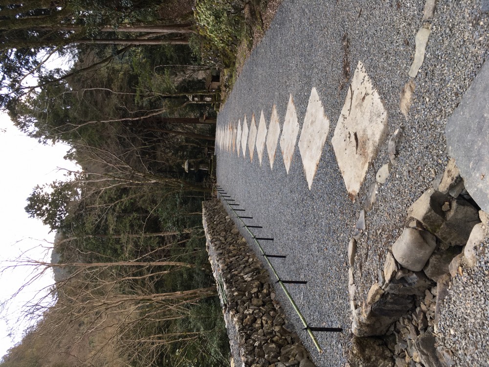 <figcaption>整備された参道</figcaption>