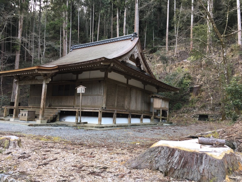 <figcaption>修復工事が終わった金堂</figcaption>